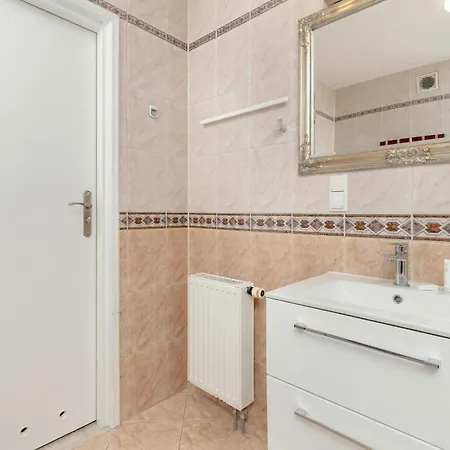 Spacious Family With 3 Bedrooms In By Renters Apartment